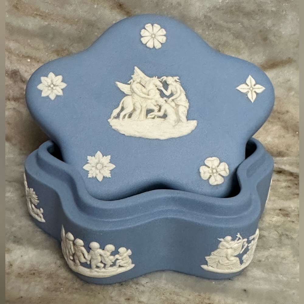 Wedgwood Jasperware Studio Pentefoil Artist signed Elwyn James Trinket Box